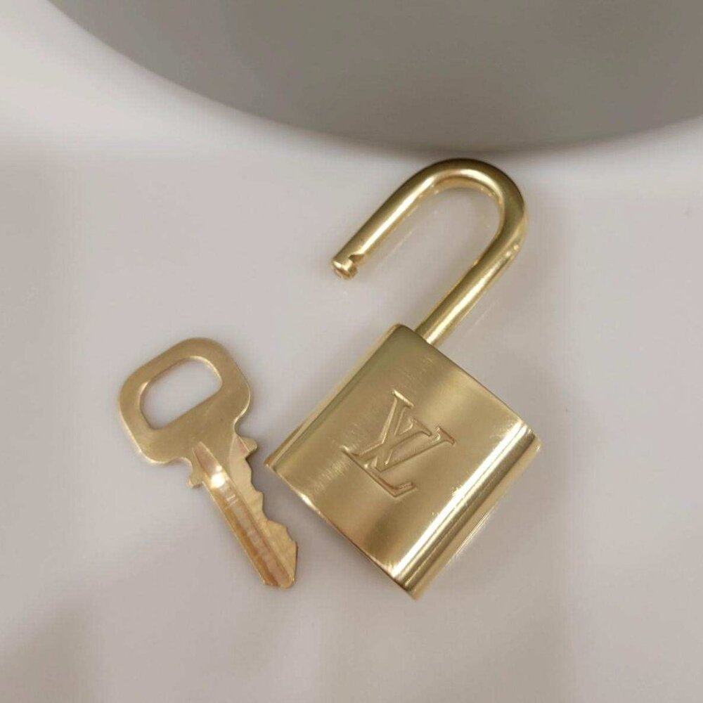 💯 Authentic Louis Vuitton Padlock and Key Gold Brass